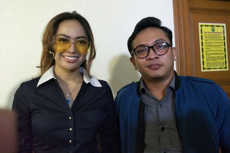Penyanyi Cinta Ratu Nansya bersama kuasa hukumnya Andreas Pandjaitan usai sidang di Pengadilan Agama Jakarta Selatan, Senin (16/4/2018).