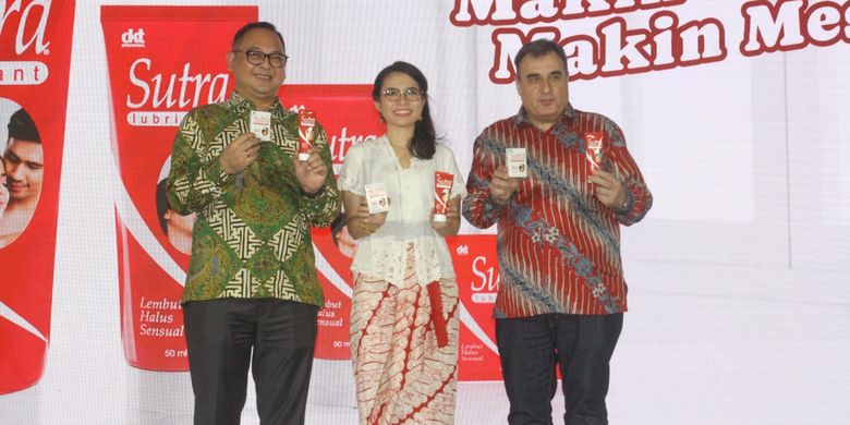 Dari kiri ke kanan head of sales DKT Indonesia, Ateng Ramdhani, head of marketing ,Cut Vellayati, dan presiden direktur DKT Indonesia, Dimosthenis Sakellaridis di acara peluncuran kondom Sutra 003 di Jakarta (20/2/2024).