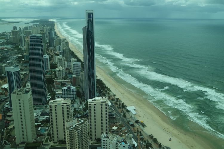 Gedung tinggi yang menghadap langsung ke Samudra Pasifik di Gold Coast.