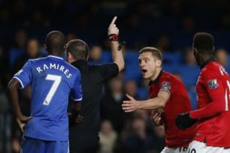 Bek Manchester United, Nemanja Vidic (kedua dari kanan), melakukan protes setelah menerima kartu merah dari wasit Phil Dowd pada laga kontra Chelsea di Stadion Stamford Bridge, London, Minggu (19/1/2014).