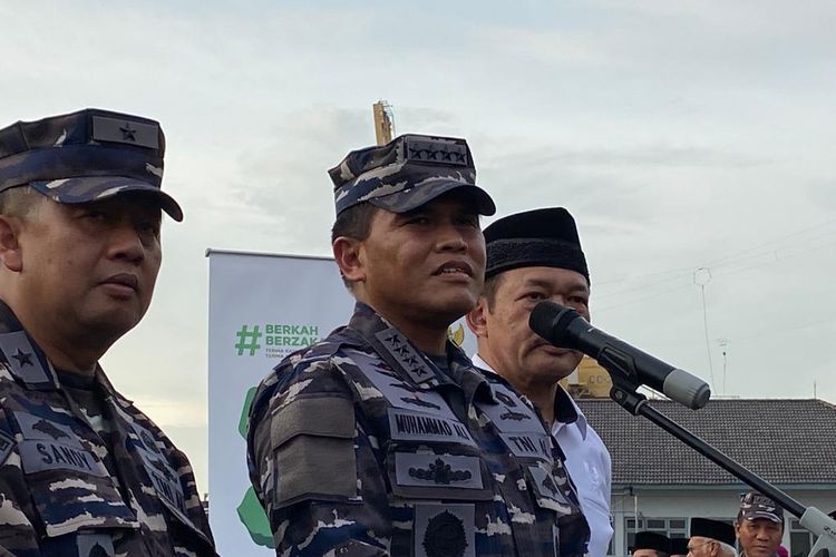 Kepala Staf Angkatan Laut (KSAL) Laksamana Muhammad Ali (tengah) usai acara pembukaan pesantren kilat bersama Baznas di Markas Kolinlamil, Jakarta Utara, Kamis (6/4/2023).