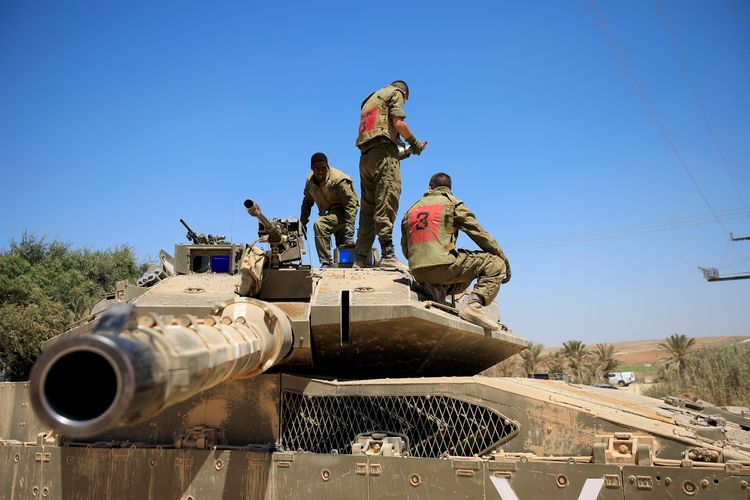 Para tentara Israel berdiri di atas tank, yang ditempatkan di dekat perbatasan antara Israel dengan Jalur Gaza, pada Minggu (16/8/2020).