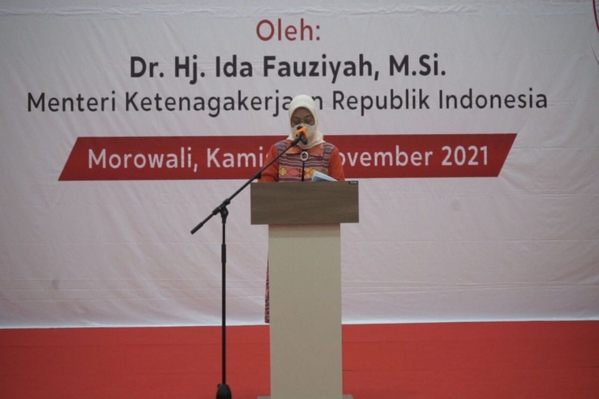 Menaker Ida Fauziyah saat menyampaikan kuliah umum untuk Politeknik Industri Logam Morowali (PILM) di Kawasan Industri PT Indonesia Morowali Industrial Park (IMIP), Jakarta Selatan, Kamis (25/11/2021).