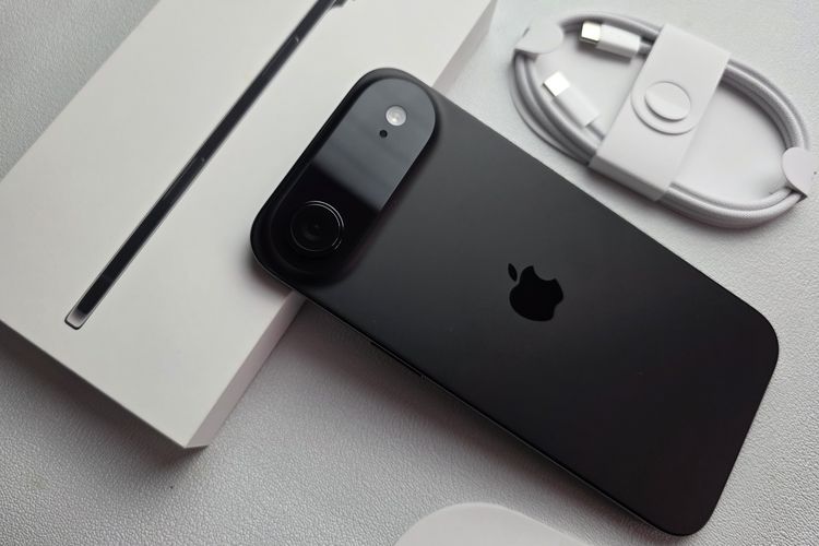 Kotak kemasan terdiri dari satu unit iPhone Air, kabel charger dengan model kabel anyaman bertipe USB-C-to-C, disertai SIM ejector, dan buku panduan.