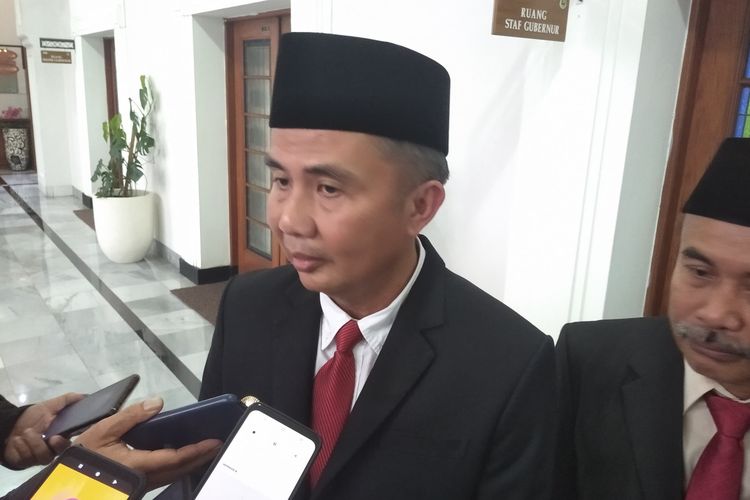 Penjabat Gubernur Jawa Barat Bey Machmudin saat wawancara dengan awak media di Gedung Sate, Kota Bandung, Jawa Barat, Jumat (14/6/2024).