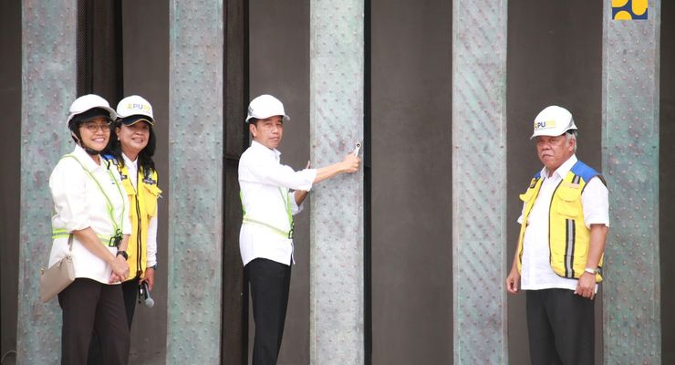 Jokowi Pasang Modul Bilah Burung Garuda di Kantor Presiden IKN