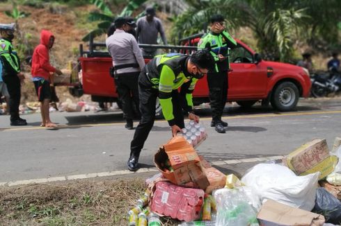 Pikap Pengangkut Minuman Bersoda Terguling, Seorang Pengendara Motor Tewas