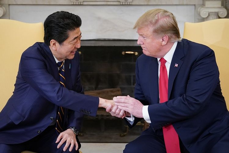 Perdana Menteri Jepang Shinzo Abe saat bertemu Presiden AS Donald Trump di Gedung Putih, Jumat (26/4/2019).
