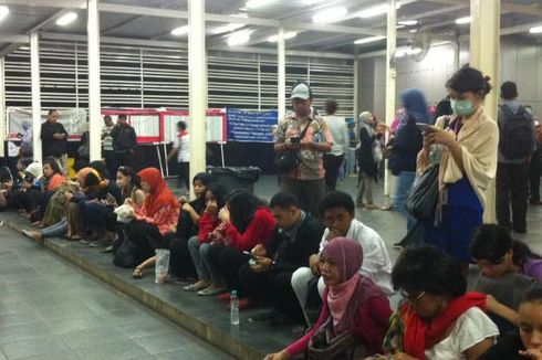 KRL Anjlok, Penumpang Menumpuk di Luar Peron Stasiun Manggarai