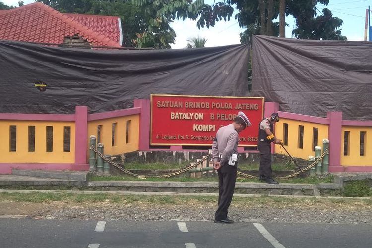 Polisi melakukan penyisiran di depan Mako Brimob Batalyon B Pelopor Kompi 3, Purwokerto, Jawa Tengah, Sabtu (25/5/2019).