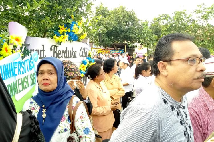 Ribuan warga menyambut kedatangan almarhumah Iffa Karlina Hadler, istri dari Wakil Wali Kota Ambon di rumah duka di kawasan Galunggung, Kecamatan Sirimau, Kamis sore (13/6/2019) 