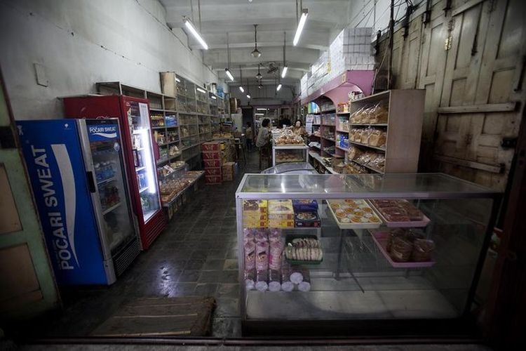 Interior Toko Roti Djoen di Jalan Malioboro, Ketandan Yogyakarta. Pengunjungnya dipastikan pelanggan tetap toko Djoen yang sepia membeli produk Djoen turun temurun. 