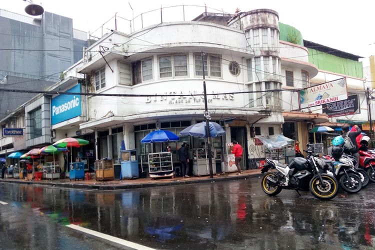 Salah satu bangunan toko jam tangan Bintang Mas yang sudah berdiri sejak tahun 1950-an. 