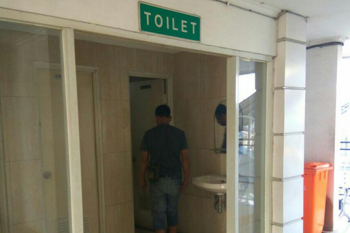 Kondisi toilet di lantai 2 Terminal Manggarai yang hanya berfungsi 1 toilet dari 3 toilet yang ada, Selasa (20/3/2018).