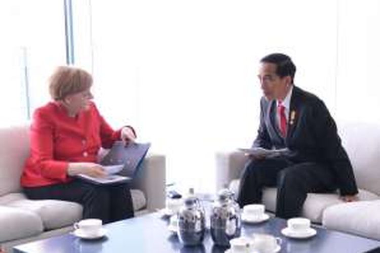 Presiden Joko Widodo dan Kanselir Jerman Angela Merkel berbincang di Berlin, Senin (18/4/2016).