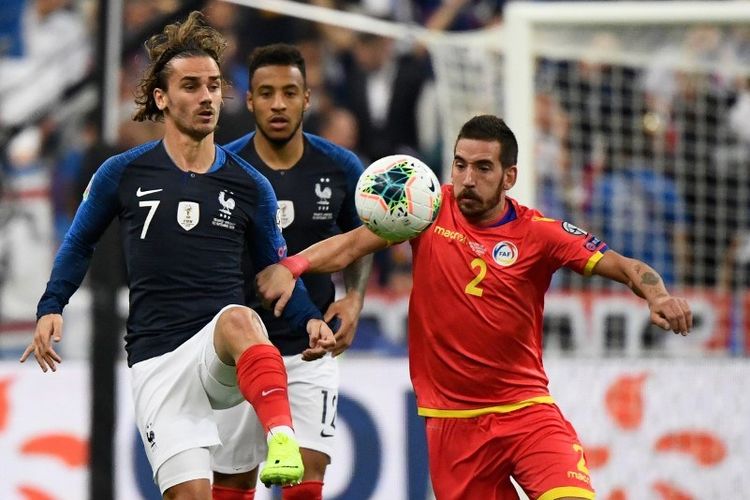 Antoine Griezmann dibayang-bayangi Christian Martinez pada pertandingan Perancis vs Andorra dalam kualifikasi Euro 2020 di St. Denis, 10 September 2019. 