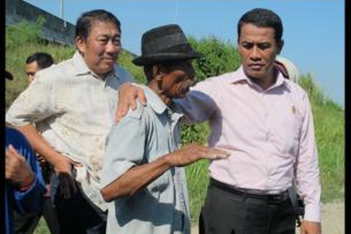 Mentan Andi Amran Sulaiman bersama seorang petani bawang merah, Tarmo di Desa Tegongan, Kecamatan Tanjung, Kabupaten Brebes, Jawa Tengah, Jumat (12/6/2015).