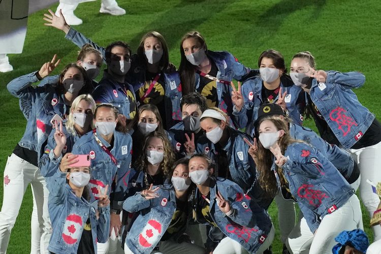 Tim atlet Kanada menggunakan jaket denim di upacara penutupan Olimpiade Tokyo 2020.