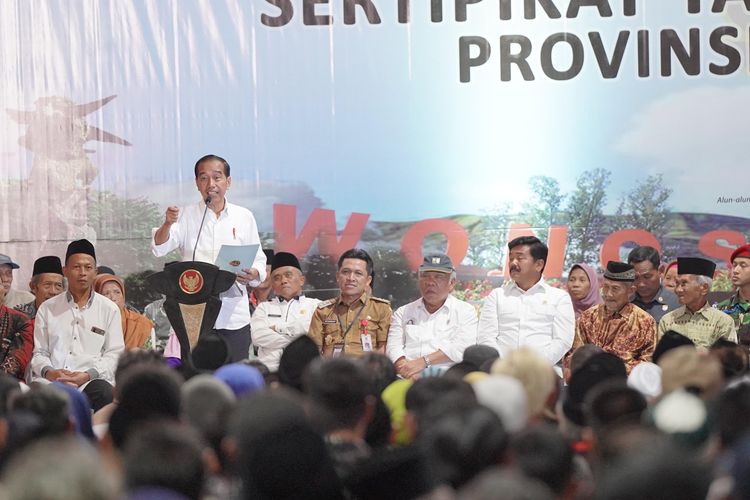 Presiden Joko Widodo menghadiri dan membagikan ribuan sertifikat tanah hasil Program Pendaftaran Tanah Sistematif Lengkap (P-T-S-L) di Wonosobo, Jawa Tengah pada Senin (22/1/2024). 