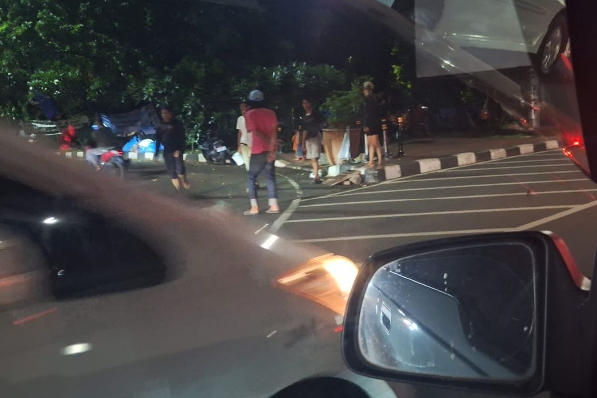 Sejumlah Pemuda Diduga Akali Celah Trotoar Dekat Gedung DPR, Buka Jalan buat Pemotor yang Bayar