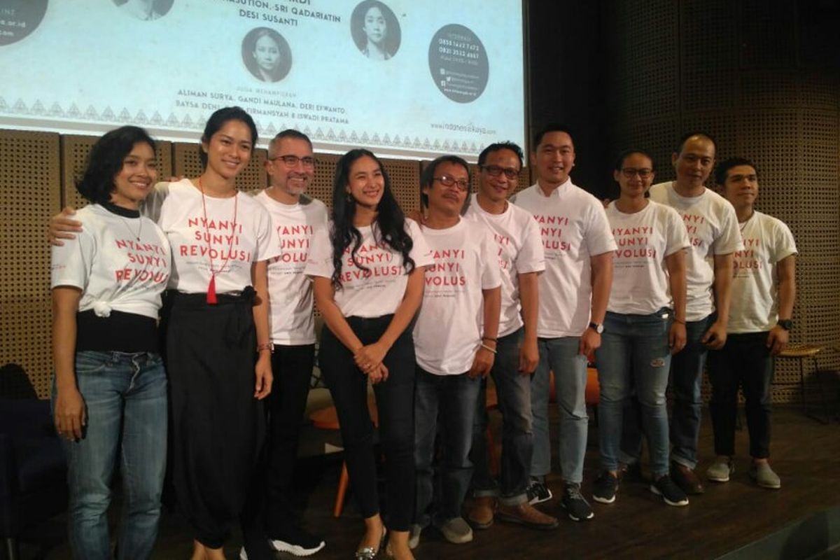 Tim produksi dan para pemain pementasan teater Nyanyi Sunyi Revolusi dalam jumpa pers di Galeri Indonesia Kaya, Grand Indonesia, Jakarta Pusat, Sabtu (12/1/2019). Terlihat di antaranya Happy Salma, Lukman Sardi, Prisia Nasution, Ahda Imran, dan Iswadi Pratama.