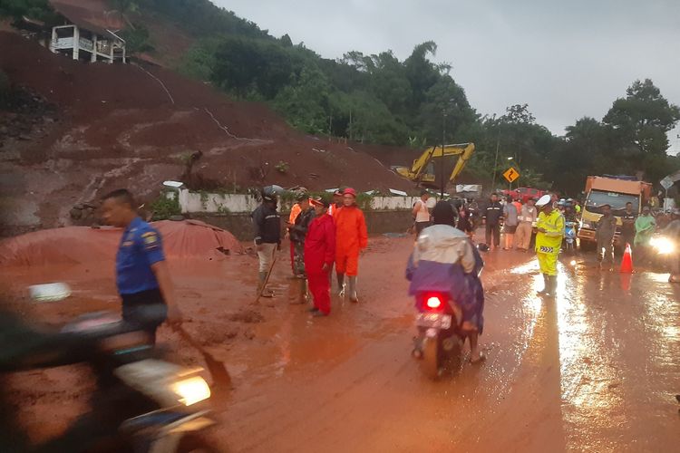 Tebing setinggi 20 meter longsor menimbun jalan provinsi penghubung Sumedang-Garut di Jalan Raya Umar Wirahadikusumah, Sumedang, Jawa Barat, Selasa (21/1/2020) sore. AAM AMINULLAH/KOMPAS.com