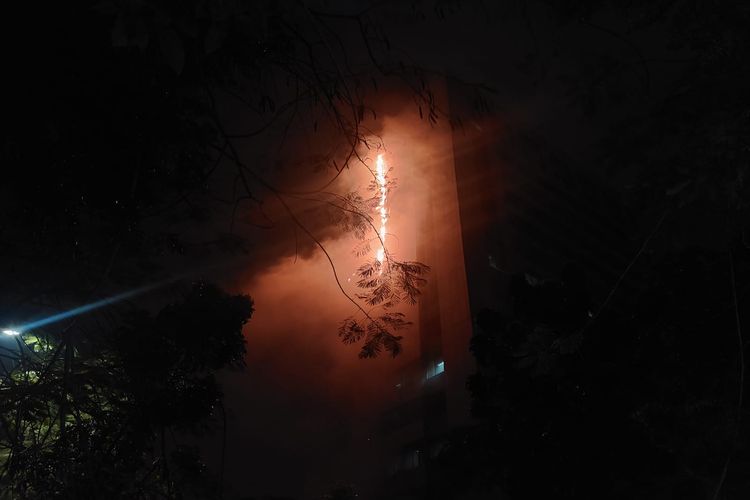 Gedung Bapenda Jakarta Kebakaran, Asap Hitam Membubung Tinggi