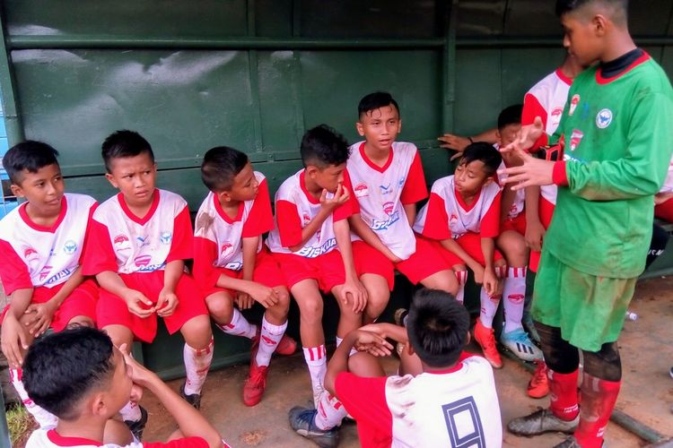 Para pemain dari SSB Indonesia Soccer Academy (ISA) Sidoarjo (Surabaya) menanti jadwal pertandingan pada babak final Biskuat Academy 2019 mulai Sabtu (11/1/2020) sampai dengan Minggu (12/1/2020) yang dilaksanakan di Stadion Sepak Bola GOR Sumantri Brodjonegoro, Jakarta.