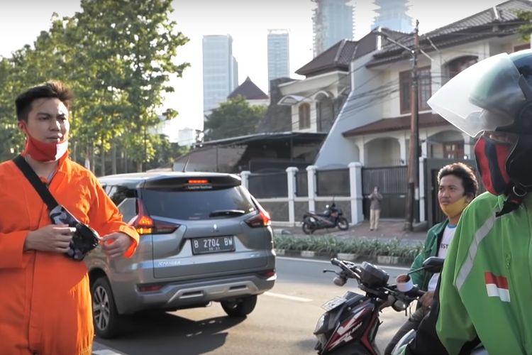 Belakangan ini banyak diperbincangkan soal seorang pengemudi ojek online (ojol) yang mendorong motor di jalan dengan modus kehabisan bensin alih-alih berharap mendapatkan bantuan. Video ini viral di akun YouTube Elang Motovlog. Bahkan, video dengan cerita nyaris serupa juga viral melalui akun YouTube artis peran Baim Wong. 