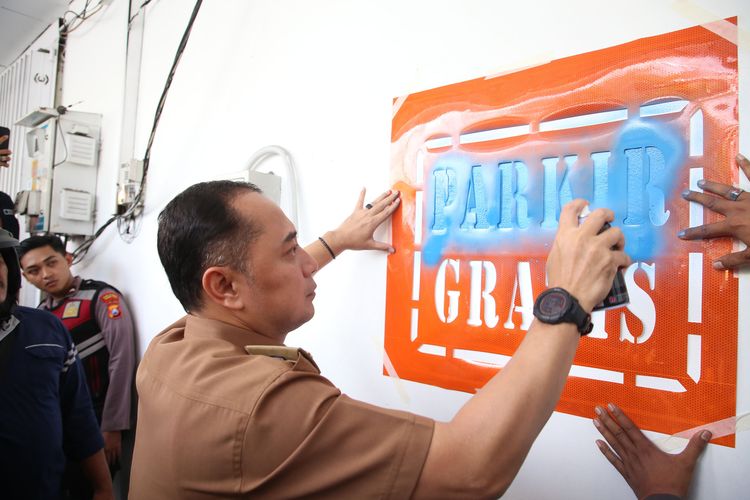 Surabaya Tertibkan Izin Parkir Toko Swalayan, Wali Kota Eri: Untuk Lindungi Konsumen dan Pengusaha