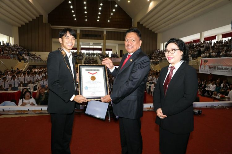 Gubernur Sulawesi Utara, Olly Dondokambey, menerima penghargaan Museum Rekor Indonesia (MURI), Rabu (2/5/2018). Olly dinilai menciptakan rekor sebagai sebagai gubernur pertama di Indonesia yang mengajar Empat Pilar Kebangsaan melalui siaran langsung ke siswa dengan jumlah terbanyak.