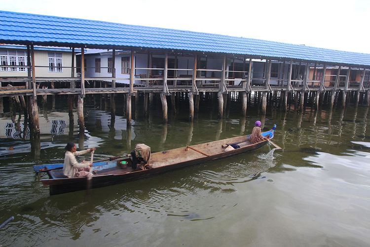 Perkampungan suku Bajau yang berada di atas air laut Teluk Tomini menjadi destinasi Kabupaten Pohuwato. Dukungan dunia perhotelan diharapkan mampu menggerakkan ekonomi daerah.