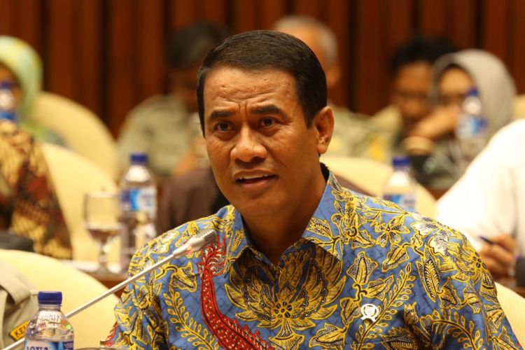 Menteri Pertanian Andi Amran Sulaiman saat rapat kerja dengan Komisi IV DPR RI terkait penyesuaian Rencana Kerja dan Anggaran Kementerian dan Lembaga (RKAKL) di Gedung Nusantara, Senayan, Jakarta, Senin (22/10/2018).
