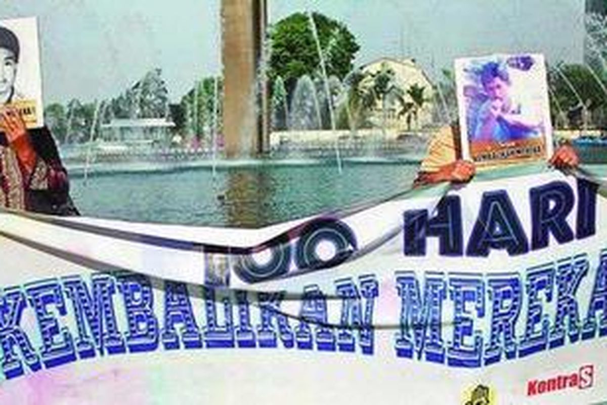 Ilustrasi: Aktivis dari Ikatan Keluarga Orang Hilang Indonesia menggelar aksi damai di Bundaran Hotel Indonesia, Jakarta, Jumat (23/10/2009). Mereka mendesak dikeluarkannya Keppres Pengadilan HAM Ad Hoc Kasus Penghilangan Paksa Aktivis 1997-1998 dalam program 100 hari pemerintahan SBY. 