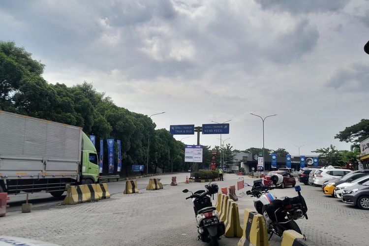 Sebuah kendaraan tengah memasuki area Rest Area Kilometer 57 jalan tol Jakarta-Cikampek, Selasa (11/4/2023)