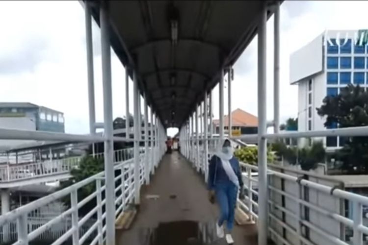 Jembatan Penyebrangan Orang (JPO) di depan Gramedia, Jalan Matraman Raya, Jakarta Timur, akan direvitalisasi pada 2022.