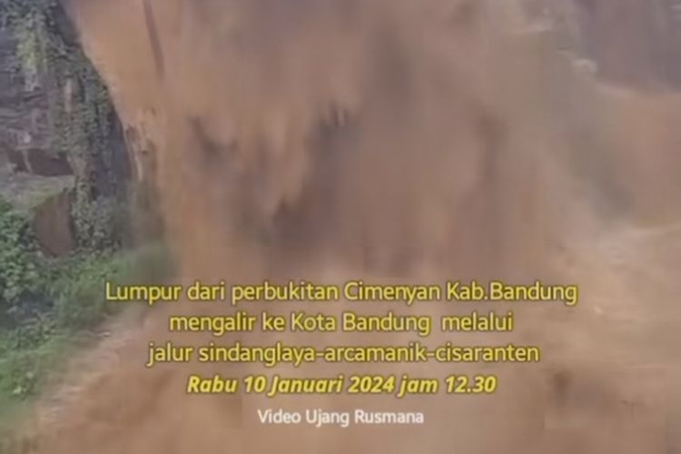Pengelolan dan petugaa kepolisian saat mengkonfirmasi soal aliran air Curug Batu Tempel di Kecamatan Cimenyan, Kabupaten Bandung, Jawa Barat yang meninggi