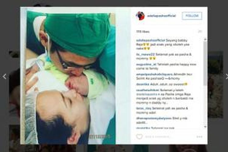 Pasha 'Ungu' bersama Adelia Wilhelmina mencium anak ketiga mereka yang lahir pada Senin (7/12/2015).