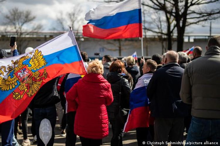 Aksi demonstrasi pro Rusia di Stuttgart, Jerman, 9 April 2022.