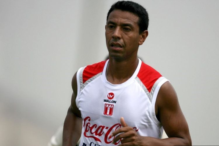 Pemain tim nasional sepak bola Peru Nolberto Solano mengambil bagian dalam sesi latihan di Lima pada 30 Maret 2009. Peru akan menghadapi Brasil di Porto Alegre pada 1 April di kualifikasi Piala Dunia FIFA 2010 Afrika Selatan 2010.