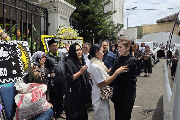 Suasana rumah duka vokalis band Element, Lucky Widja di kawasan Cipete, Senin (26/1/2026). TB ginjal yang diderita Lucky Widja sejak 2022 perlahan merusak fungsi ginjalnya hingga berujung pada kondisi serius yang sulit dipulihkan.