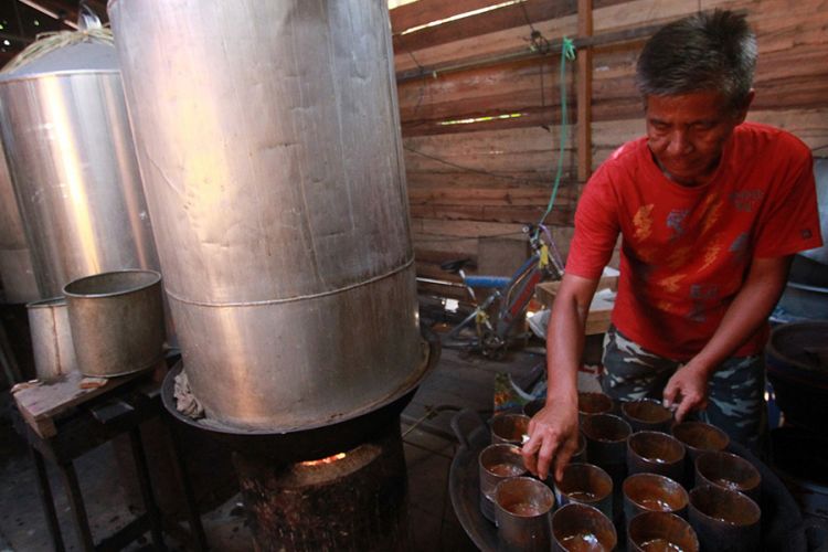 Menengok Pembuatan Kue Keranjang Penganan Khas Perayaan Imlek