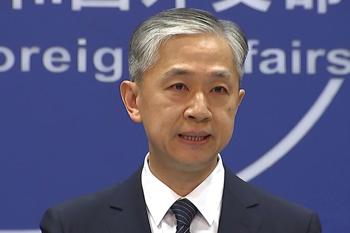 Juru Bicara Kementerian Luar Negeri China Wang Wenbin di Beijing, mengingatkan warga negara China bahwa nasihat kementerian luar negeri adalah mengungsi dari Afghanistan secepat mungkin pasca serangan ISIS di Hotel Kabul pada Senin (12/12/2022). Pada Senin (20/2/2023), dia mengecam tudingan AS yang menyebut China sedang mempertimbangkan menyuplai senjata ke Rusia untuk melawan Ukraina.