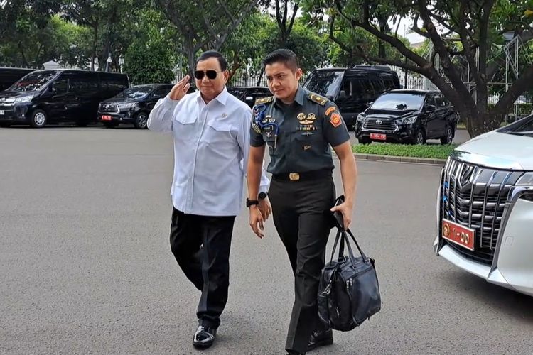 Menteri Pertahanan Prabowo Subianto tiba di Kompleks Istana Kepresidenan, Jakarta, Senin (10/7/2023), untuk bertemu Presiden Joko Widodo.