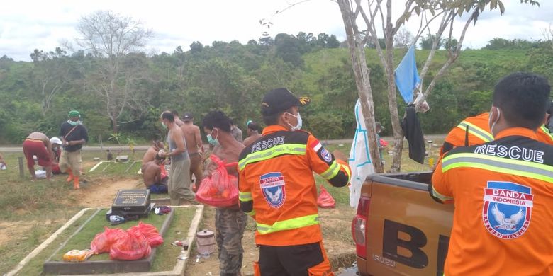 Tim Banda Indonesia Balikpapan membagikan sembako dan makanan untuk para penggali makam Covid 19 di pemakaman kilometer 15, Karang Joang, Balikpapan Utara.