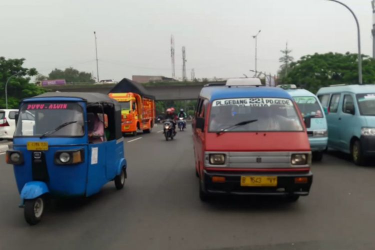 Sejumlah sopir angkot mogor beroperasi menuntut dihentikannya trayek transjakarta jurusan Pulogadung-Pondok Gede. Angkot yang mogok beroperasi diparkir memenuhi satu lahur jalan, di Jalan Pahlawan Revolusi, Pondok Bambu, Jakarta Timur Senin (3/12/2018)