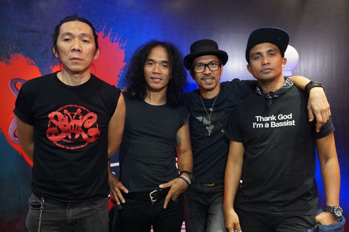 Bimbim, Kaka, Ridho dan Ivanka yang tergabung dalam grup band Slank di jumpa pers usai konser Slank in Love di Balai Sarbini, Semanggi, Jakarta Selatan, Selasa (27/2/2018).