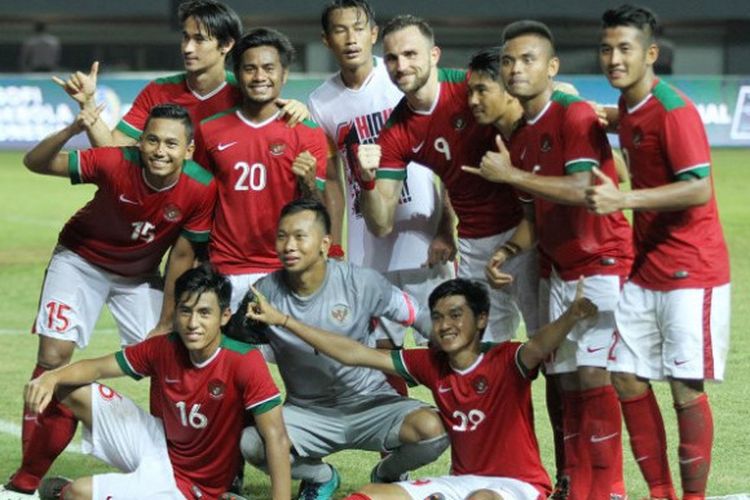 Para pemain timnas Indonesia merayakan kemenangan atas Guyana pada pertandingan persahabatan di Stadion Patriot Candrabhaga, Sabtu (25/11/2017).