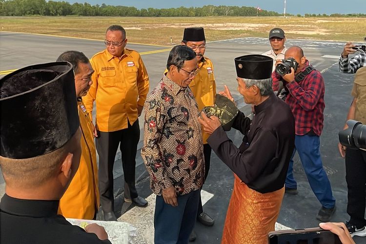 Prosesi pemasangan tanjak Melayu ke Cawapres nomor 3 di Kabupaten Karimun, Provinsi Kepulauan Riau (Kepri), Jumat (2/2/2024).