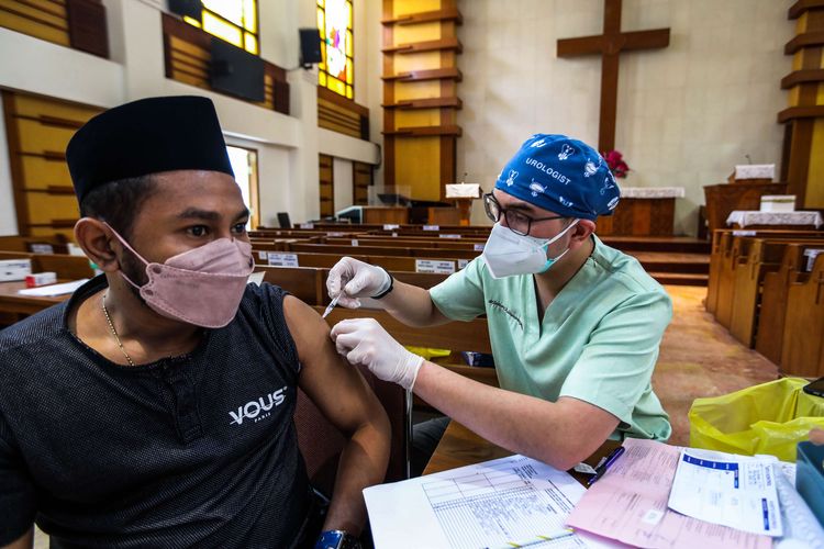 Masyarakat mendapatkan vaksin dosis ketiga atau booster Covid-19 di Gereja Huria Kristen Batak Protestan (HKBP), Menteng, Jakarta Pusat, Sabtu (5/2/2022). Vaksinasi booster berlangsung pada 19 Januari hingga 5 Februari 2022, dan setiap harinya disediakan sebanyak 500 dosis.